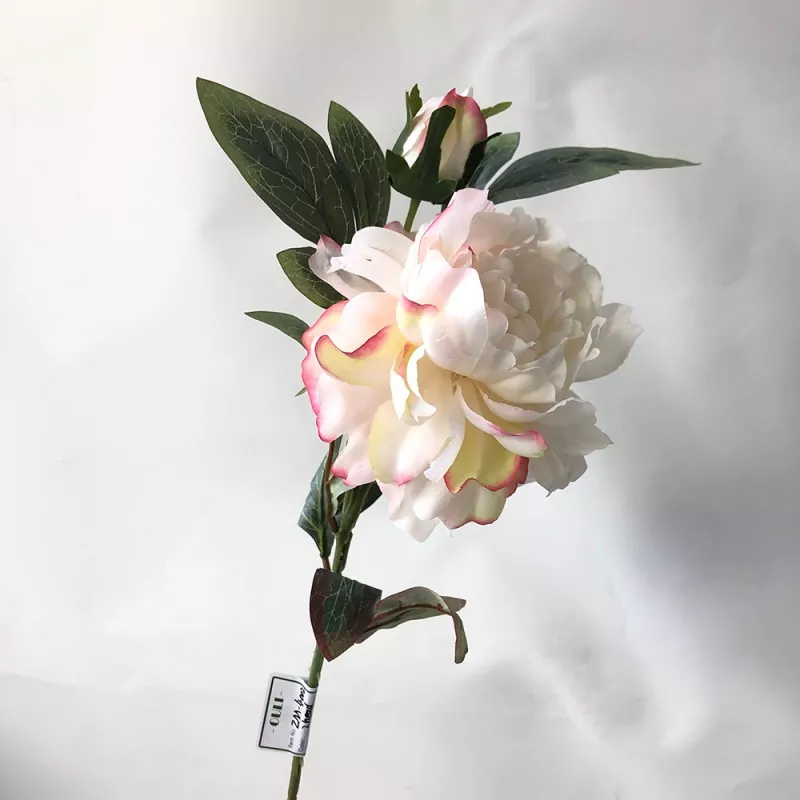 Eleganti fiori di peonia in finto