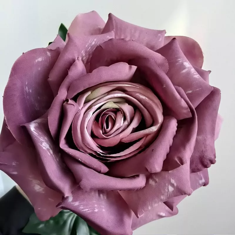 fake rose arrangements in pastel tones for romantic decor