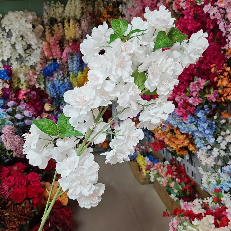 Fiori artificiali fioriti di ciliegio bianco